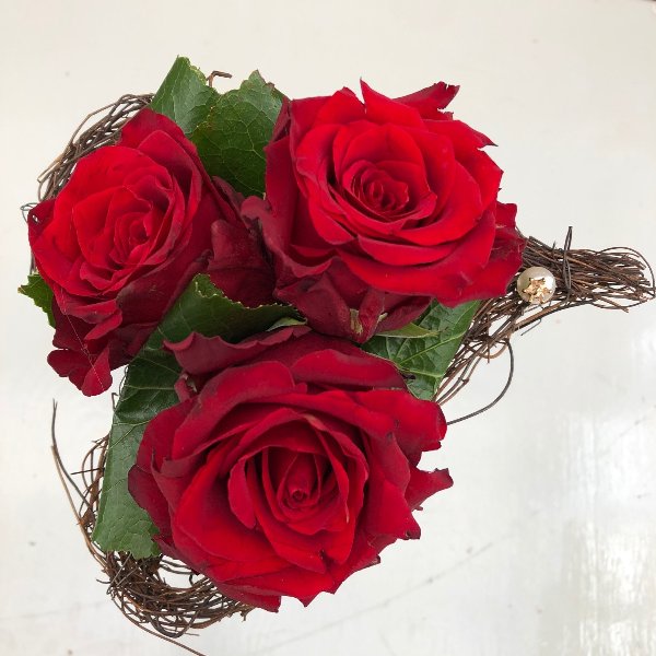 Mühlebeckien-Herz mit 3 roten Rosen Bild 1