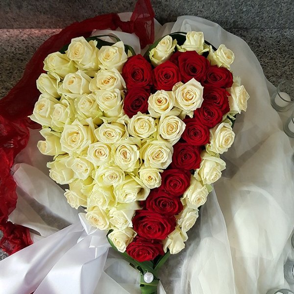 Trauerherz weiße und rote Rosen Bild 1