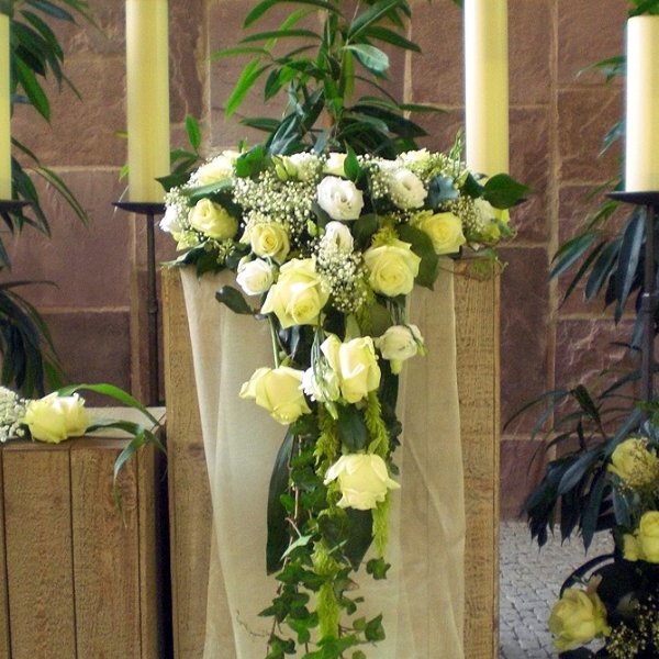 Urnenschmuck weiße Rosen und Eustomen Bild 1