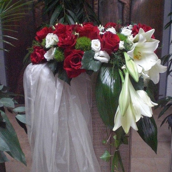 Urnenschmuck  rot-weiß Rosen, Lilien Bild 1