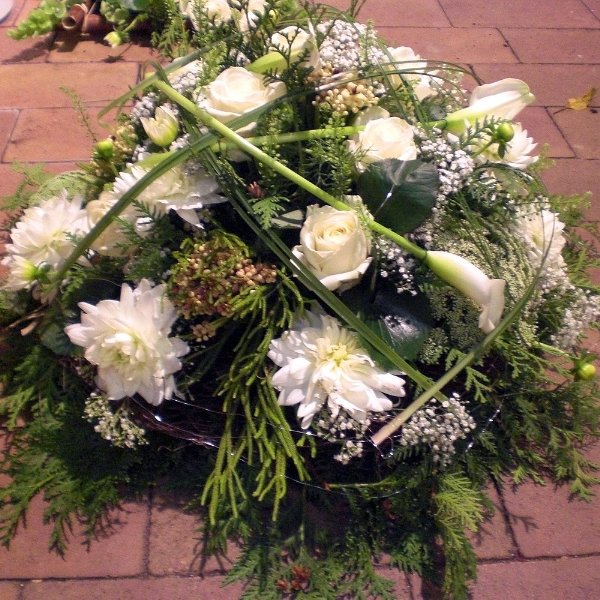 Gesteck weiße Rosen, Calla, Chrysanthemen Bild 1