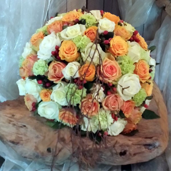 Gesteck orange und weiße Rosen, zartgrüne Nelken Bild 1